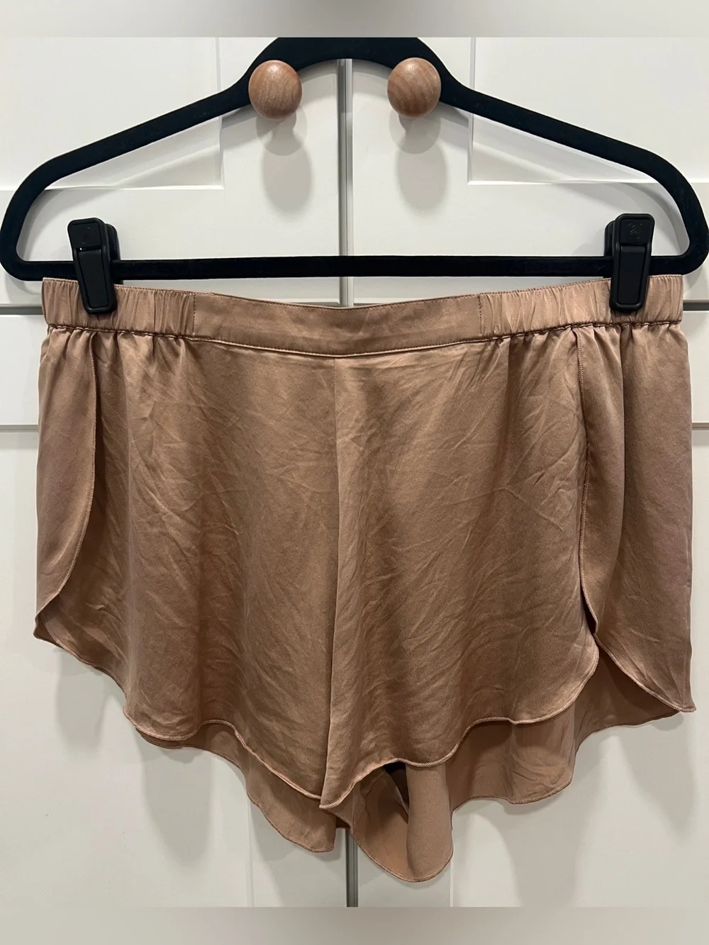 LUNYA WASHABLE SILK TULIP BACK SET, OTIUM TAN.